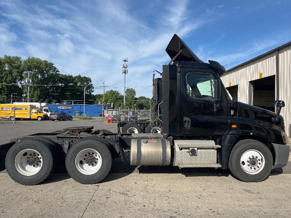 Day Cab Tractor-Heavy Duty Tractors-Freightliner-2018-Cascadia 12564ST-Fort Wayne-IN-306,235\n\t\tmiles-$ 48,000 - Image 8
