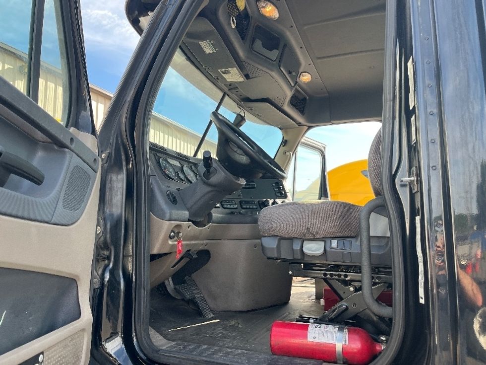 Day Cab Tractor-Heavy Duty Tractors-Freightliner-2018-Cascadia 12564ST-Fort Wayne-IN-306,235\n\t\tmiles-$ 48,000 - Image 9