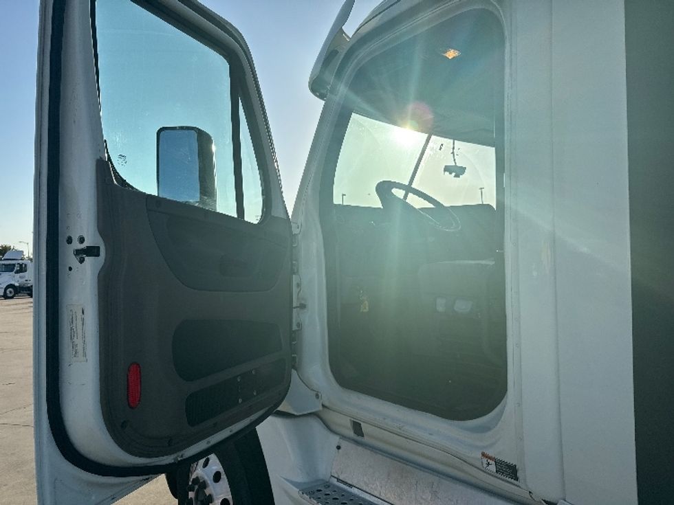 Day Cab Tractor-Heavy Duty Tractors-Freightliner-2018-Cascadia 12564ST-Fort Worth-TX-542,914\n\t\tmiles-$ 34,500 - Image 9