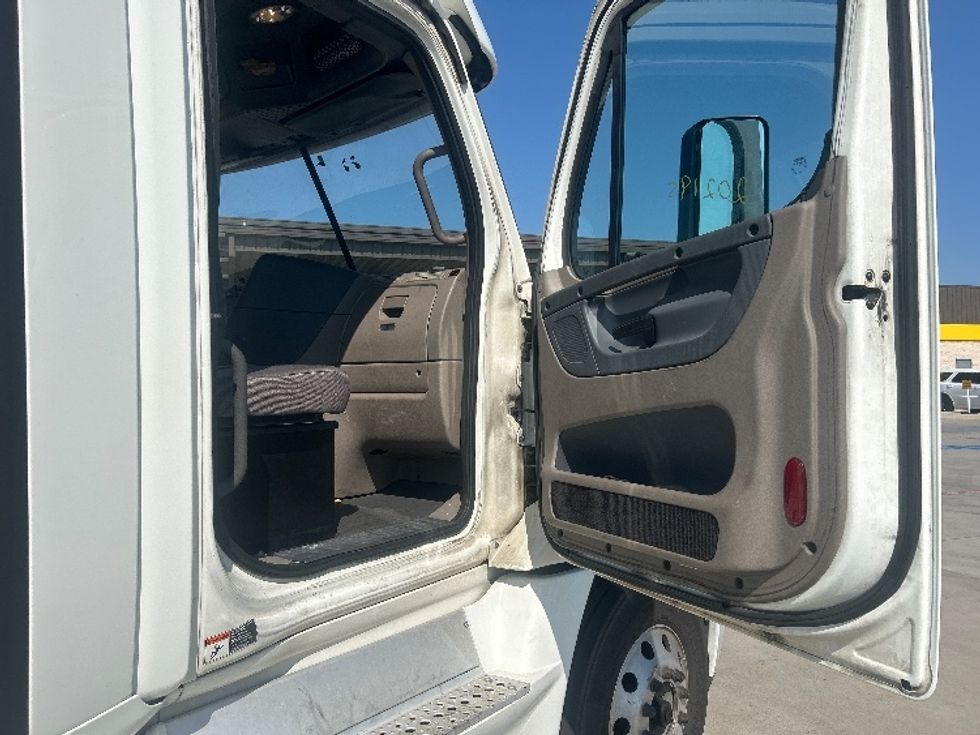 Day Cab Tractor-Heavy Duty Tractors-Freightliner-2018-Cascadia 12564ST-Fort Worth-TX-570,108\n\t\tmiles-$ 32,500 - Image 12