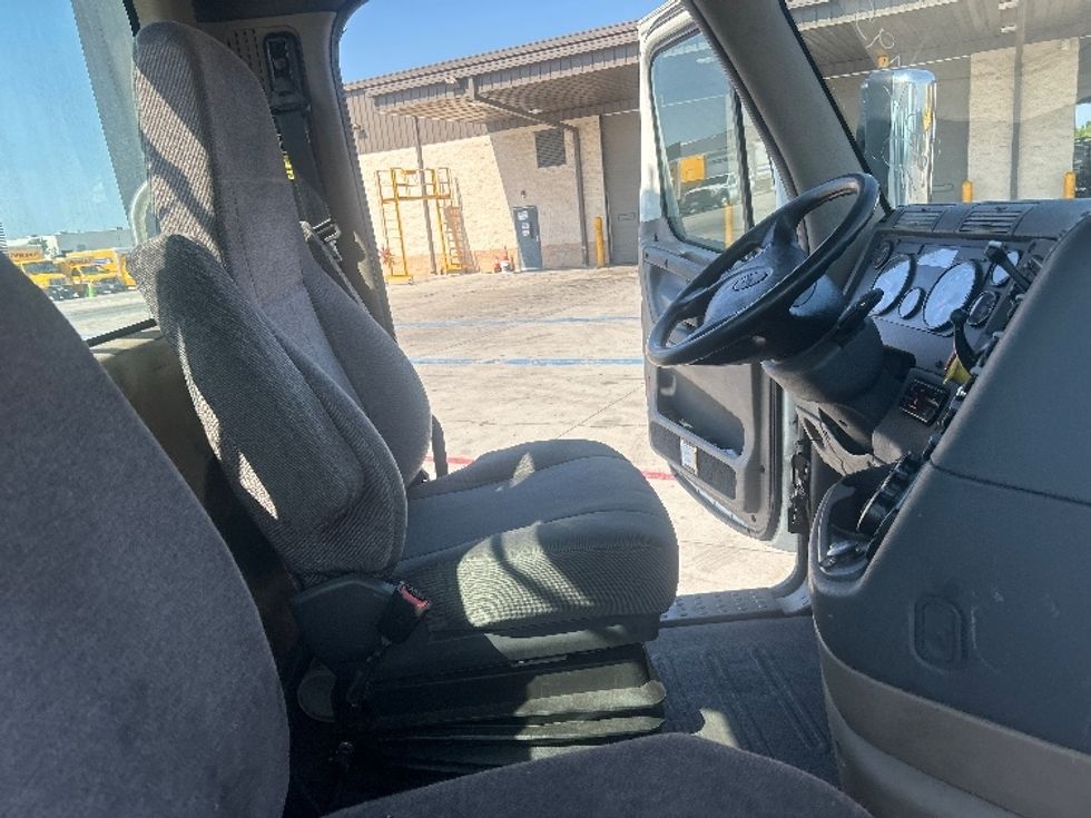 Day Cab Tractor-Heavy Duty Tractors-Freightliner-2018-Cascadia 12564ST-Fort Worth-TX-570,108\n\t\tmiles-$ 32,500 - Image 14