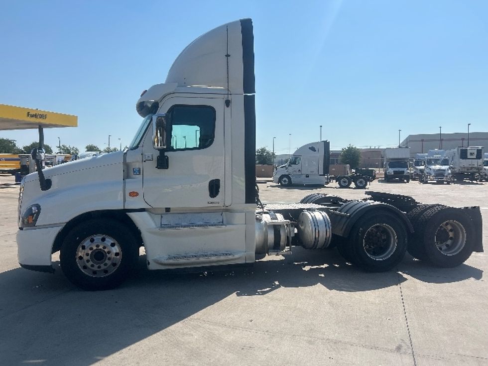 Day Cab Tractor-Heavy Duty Tractors-Freightliner-2018-Cascadia 12564ST-Fort Worth-TX-570,108\n\t\tmiles-$ 32,500 - Image 4