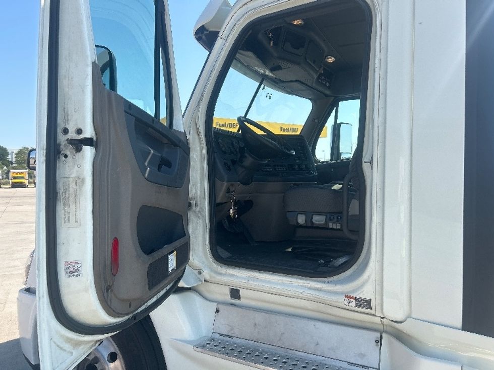 Day Cab Tractor-Heavy Duty Tractors-Freightliner-2018-Cascadia 12564ST-Fort Worth-TX-570,108\n\t\tmiles-$ 32,500 - Image 9