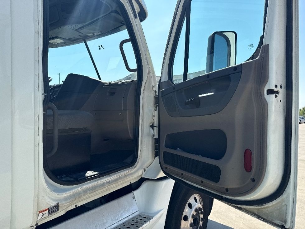 Day Cab Tractor-Heavy Duty Tractors-Freightliner-2018-Cascadia 12564ST-Fort Worth-TX-642,720\n\t\tmiles-$ 25,750 - Image 12