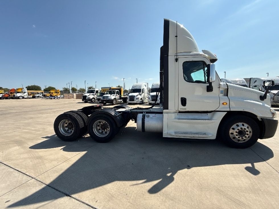 Day Cab Tractor-Heavy Duty Tractors-Freightliner-2018-Cascadia 12564ST-Fort Worth-TX-642,720\n\t\tmiles-$ 25,750 - Image 8