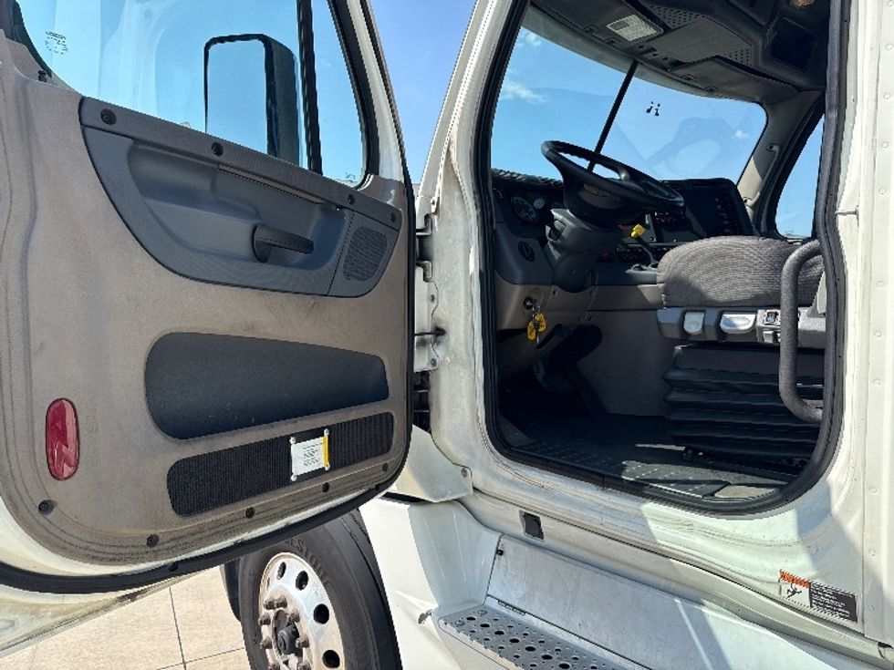 Day Cab Tractor-Heavy Duty Tractors-Freightliner-2018-Cascadia 12564ST-Fort Worth-TX-642,720\n\t\tmiles-$ 25,750 - Image 9