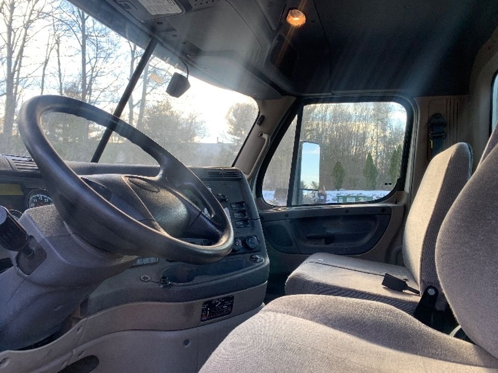 Day Cab Tractor-Heavy Duty Tractors-Freightliner-2018-Cascadia 12564ST-Franklin-MA-287,254\n\t\tmiles-$ 40,500 - Image 10
