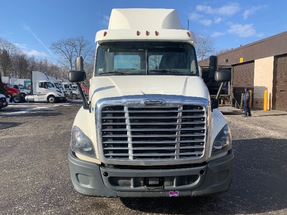Day Cab Tractor-Heavy Duty Tractors-Freightliner-2018-Cascadia 12564ST-Franklin-MA-287,254\n\t\tmiles-$ 40,500 - Image 2