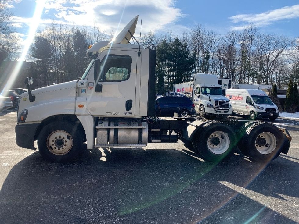 Day Cab Tractor-Heavy Duty Tractors-Freightliner-2018-Cascadia 12564ST-Franklin-MA-287,254\n\t\tmiles-$ 40,500 - Image 4