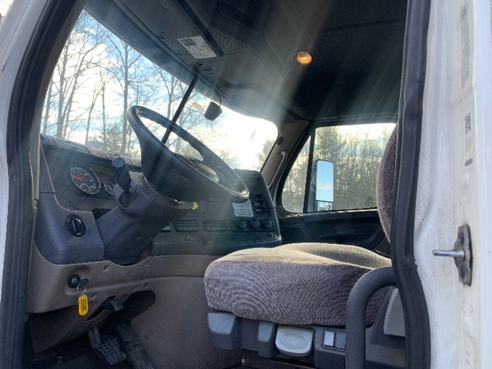 Day Cab Tractor-Heavy Duty Tractors-Freightliner-2018-Cascadia 12564ST-Franklin-MA-287,254\n\t\tmiles-$ 40,500 - Image 9