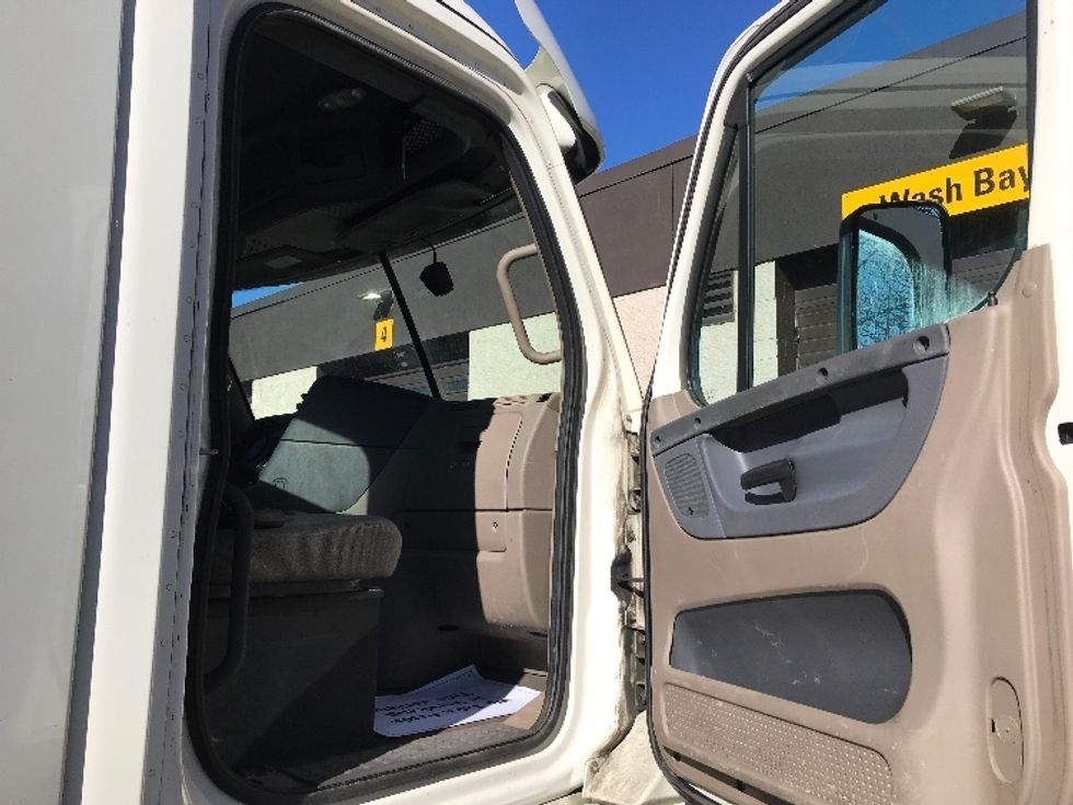 Day Cab Tractor-Heavy Duty Tractors-Freightliner-2018-Cascadia 12564ST-Franklin-MA-313,874\n\t\tmiles-$ 41,000 - Image 12