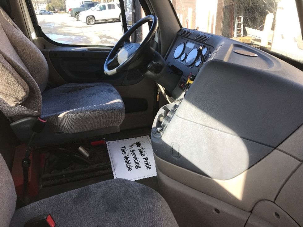 Day Cab Tractor-Heavy Duty Tractors-Freightliner-2018-Cascadia 12564ST-Franklin-MA-313,874\n\t\tmiles-$ 41,000 - Image 14