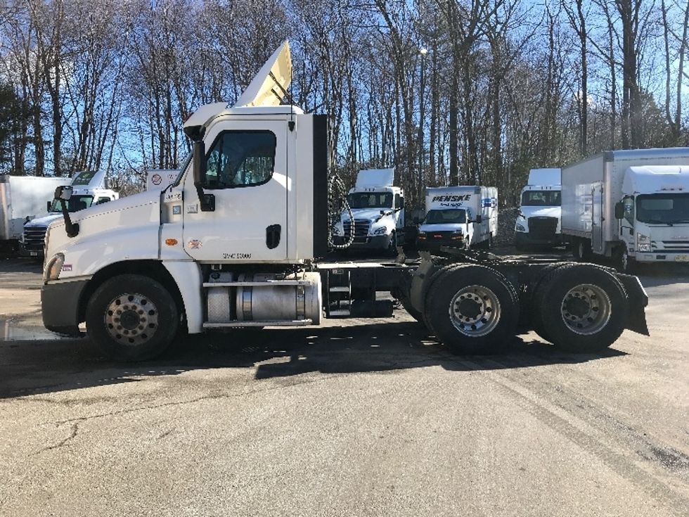 Day Cab Tractor-Heavy Duty Tractors-Freightliner-2018-Cascadia 12564ST-Franklin-MA-313,874\n\t\tmiles-$ 41,000 - Image 4