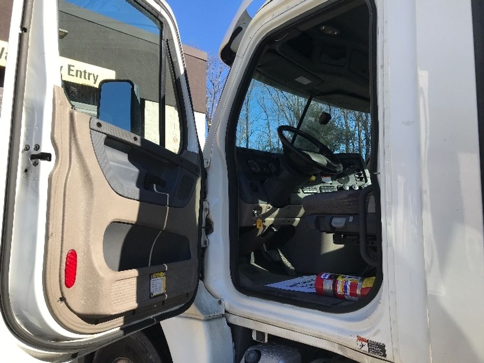 Day Cab Tractor-Heavy Duty Tractors-Freightliner-2018-Cascadia 12564ST-Franklin-MA-313,874\n\t\tmiles-$ 41,000 - Image 9