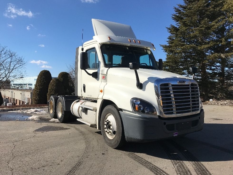 Day Cab Tractor-Heavy Duty Tractors-Freightliner-2018-Cascadia 12564ST-Franklin-MA-343,593\n\t\tmiles-$ 38,250 - Image 1