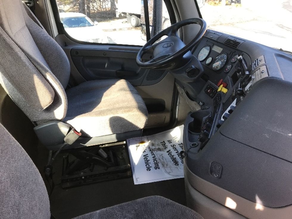 Day Cab Tractor-Heavy Duty Tractors-Freightliner-2018-Cascadia 12564ST-Franklin-MA-343,593\n\t\tmiles-$ 38,250 - Image 14