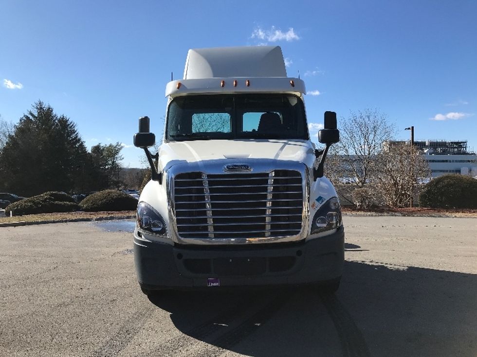 Day Cab Tractor-Heavy Duty Tractors-Freightliner-2018-Cascadia 12564ST-Franklin-MA-343,593\n\t\tmiles-$ 38,250 - Image 2