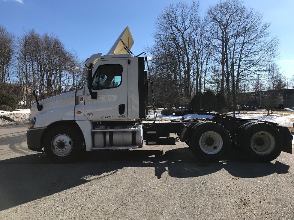 Day Cab Tractor-Heavy Duty Tractors-Freightliner-2018-Cascadia 12564ST-Franklin-MA-343,593\n\t\tmiles-$ 38,250 - Image 4