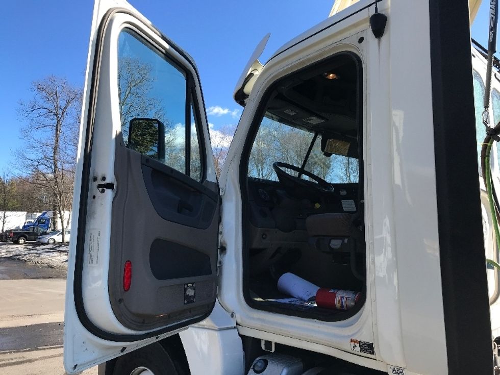 Day Cab Tractor-Heavy Duty Tractors-Freightliner-2018-Cascadia 12564ST-Franklin-MA-343,593\n\t\tmiles-$ 38,250 - Image 9