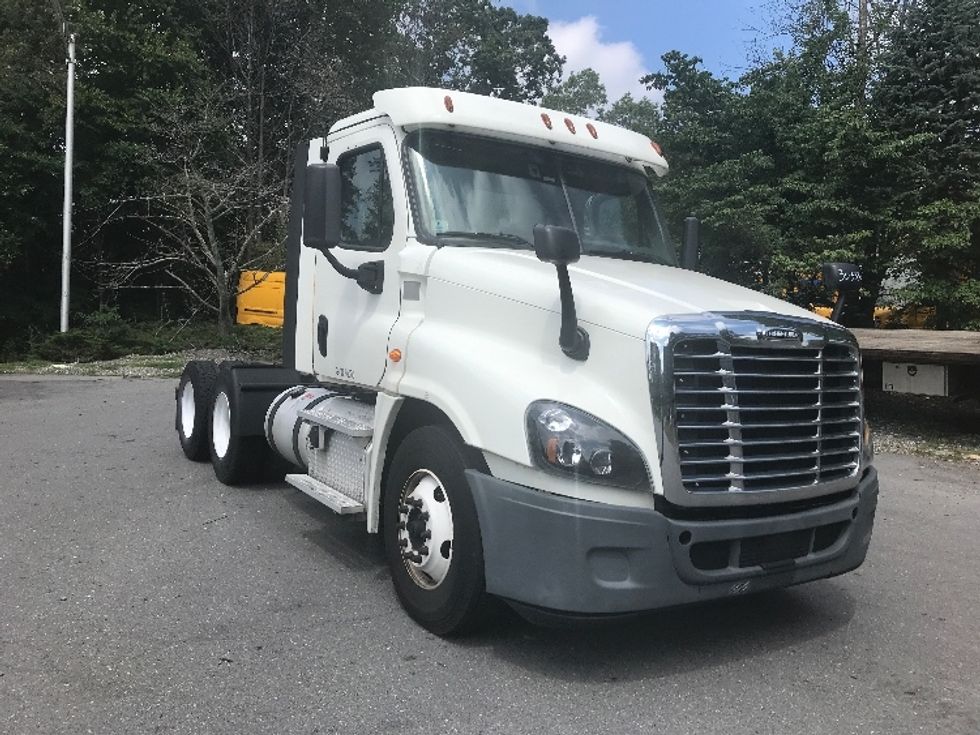 Day Cab Tractor-Heavy Duty Tractors-Freightliner-2018-Cascadia 12564ST-Franklin-MA-439,355\n\t\tmiles-$ 32,250 - Image 1