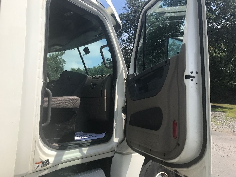 Day Cab Tractor-Heavy Duty Tractors-Freightliner-2018-Cascadia 12564ST-Franklin-MA-439,355\n\t\tmiles-$ 32,250 - Image 12