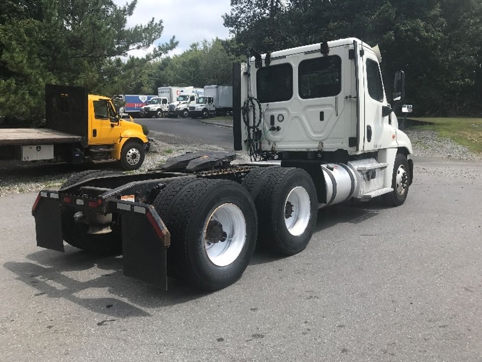 Day Cab Tractor-Heavy Duty Tractors-Freightliner-2018-Cascadia 12564ST-Franklin-MA-439,355\n\t\tmiles-$ 32,250 - Image 7