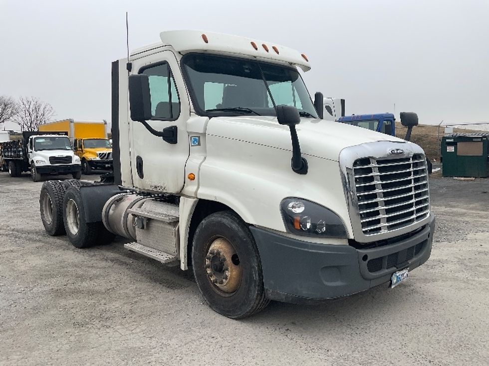 Day Cab Tractor-Heavy Duty Tractors-Freightliner-2018-Cascadia 12564ST-Frederick-MD-346,077\n\t\tmiles-$ 40,000 - Image 1