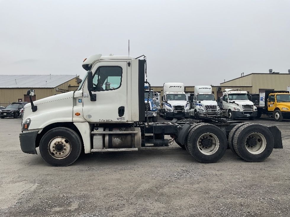 Day Cab Tractor-Heavy Duty Tractors-Freightliner-2018-Cascadia 12564ST-Frederick-MD-346,077\n\t\tmiles-$ 40,000 - Image 4