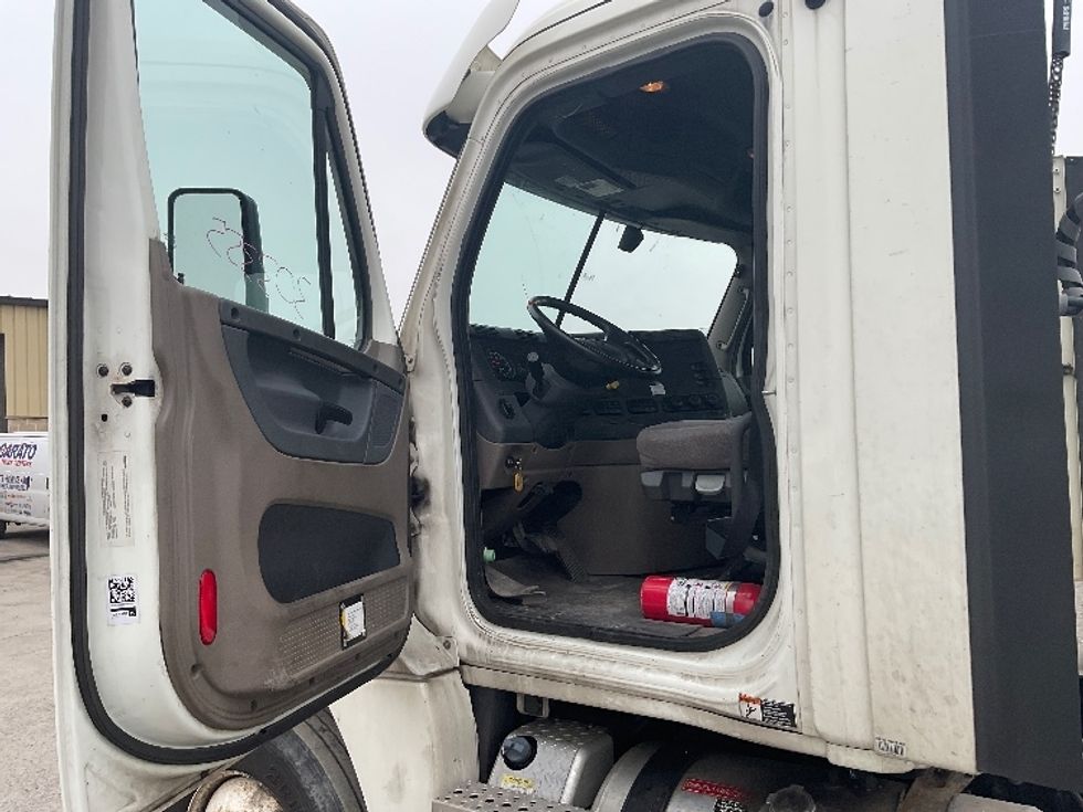 Day Cab Tractor-Heavy Duty Tractors-Freightliner-2018-Cascadia 12564ST-Frederick-MD-346,077\n\t\tmiles-$ 40,000 - Image 9