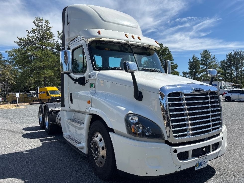 Day Cab Tractor-Heavy Duty Tractors-Freightliner-2018-Cascadia 12564ST-Fredericksburg-VA-485,937\n\t\tmiles-$ 30,750 - Image 1