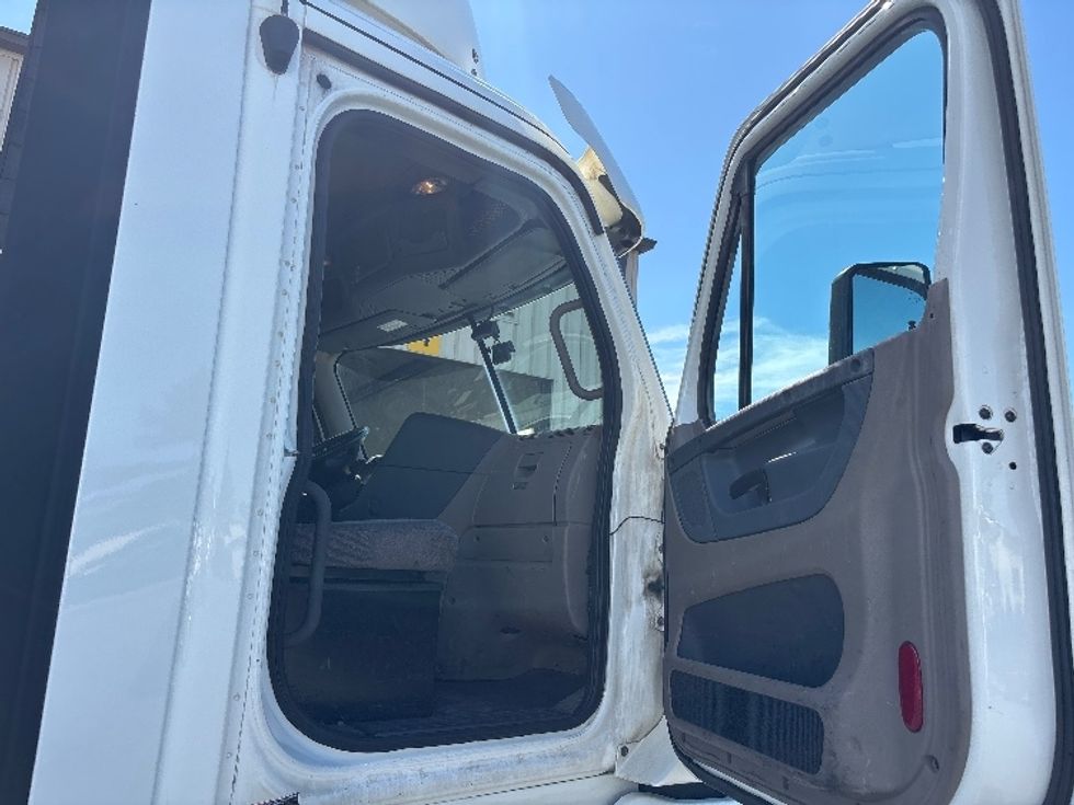 Day Cab Tractor-Heavy Duty Tractors-Freightliner-2018-Cascadia 12564ST-Fredericksburg-VA-485,937\n\t\tmiles-$ 30,750 - Image 12