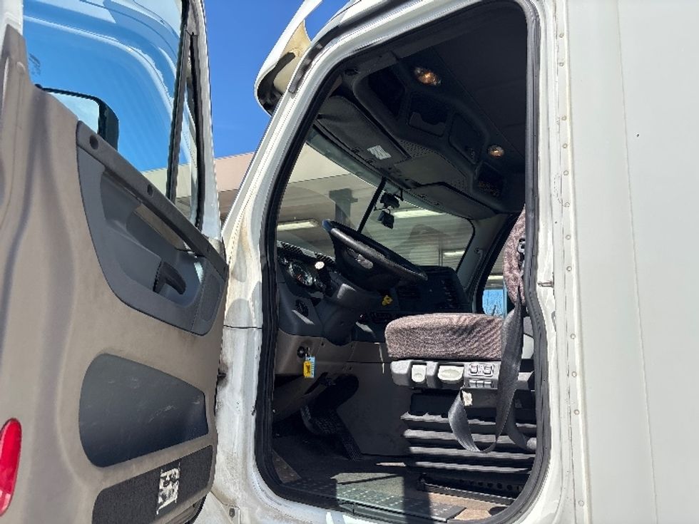 Day Cab Tractor-Heavy Duty Tractors-Freightliner-2018-Cascadia 12564ST-Fredericksburg-VA-485,937\n\t\tmiles-$ 30,750 - Image 9