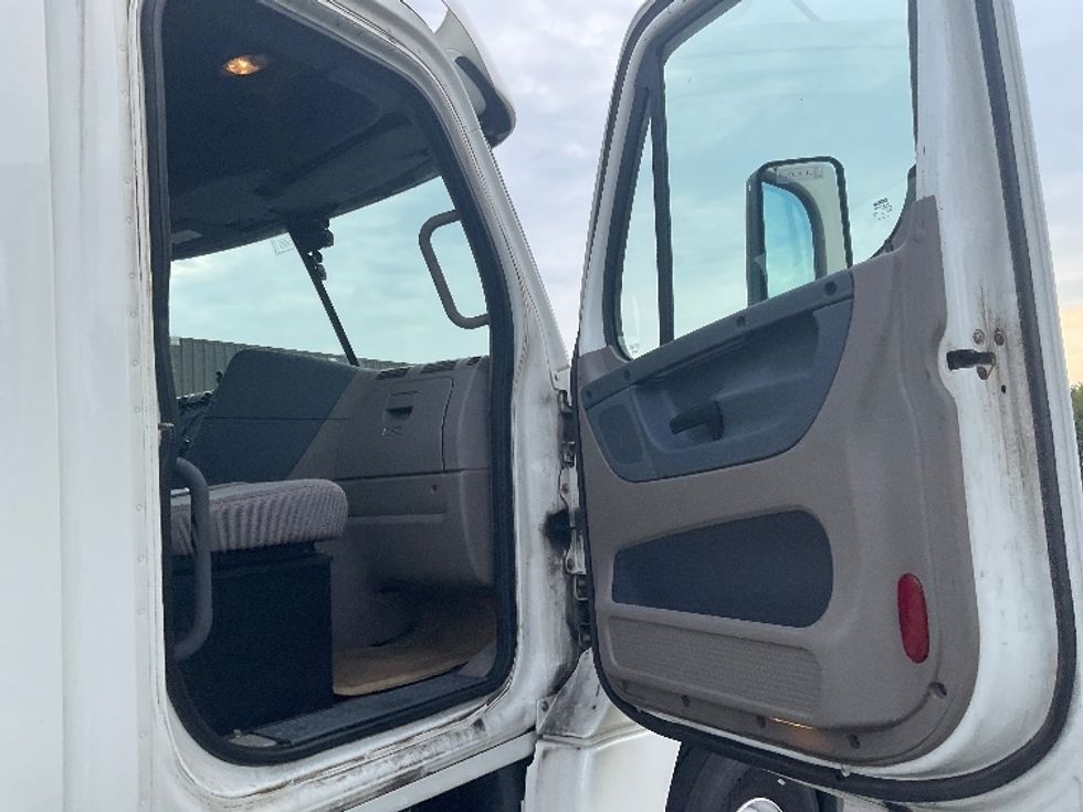 Day Cab Tractor-Heavy Duty Tractors-Freightliner-2018-Cascadia 12564ST-Fredonia-NY-361,880\n\t\tmiles-$ 41,000 - Image 12