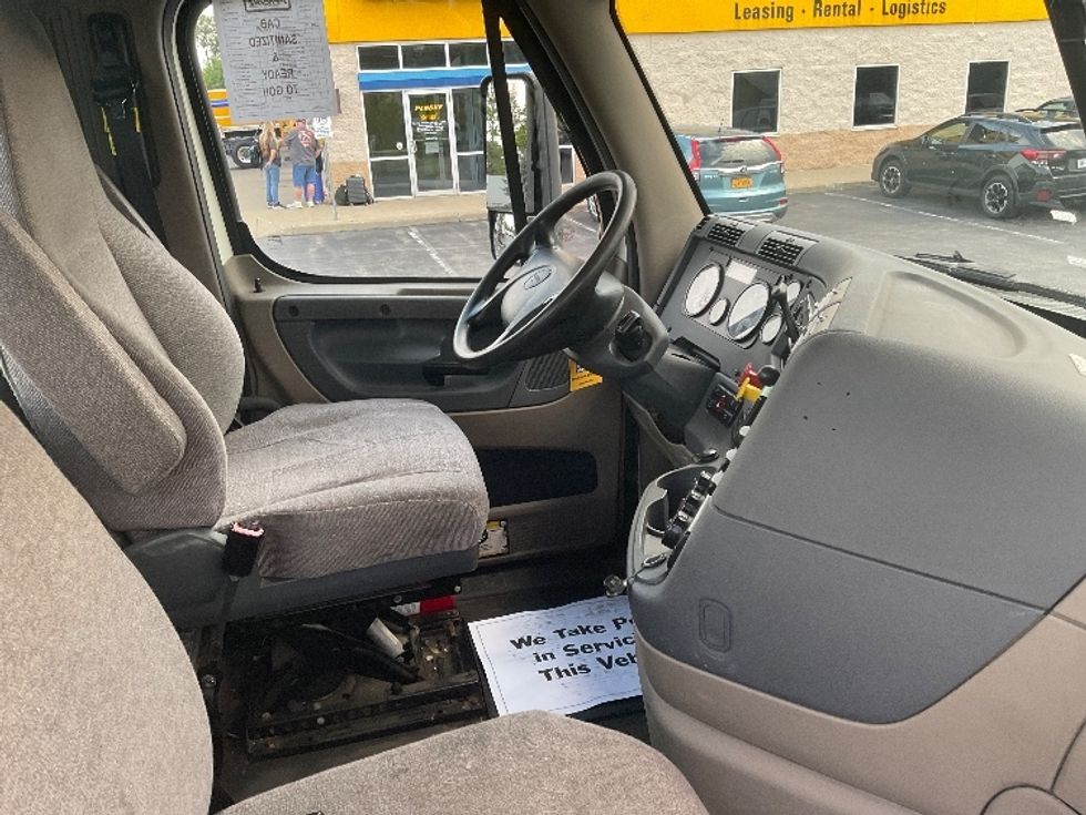 Day Cab Tractor-Heavy Duty Tractors-Freightliner-2018-Cascadia 12564ST-Fredonia-NY-361,880\n\t\tmiles-$ 41,000 - Image 14