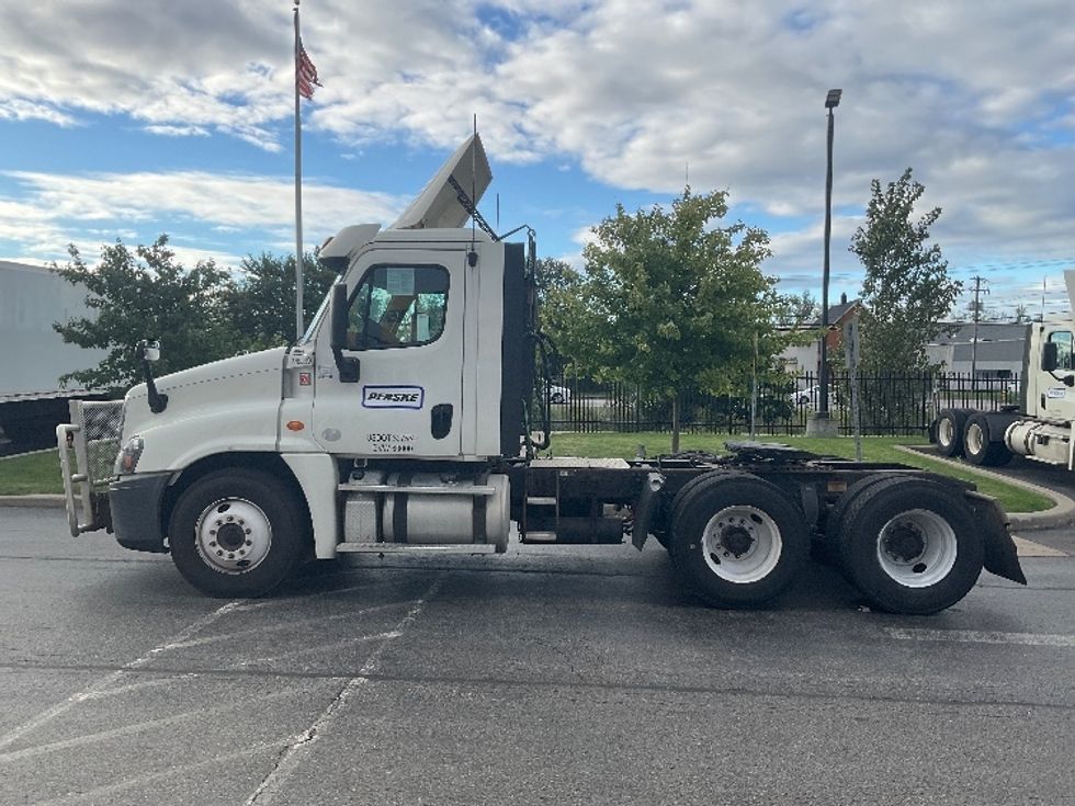 2018 Freightliner Cascadia 125" Sleeper Cab photo 4