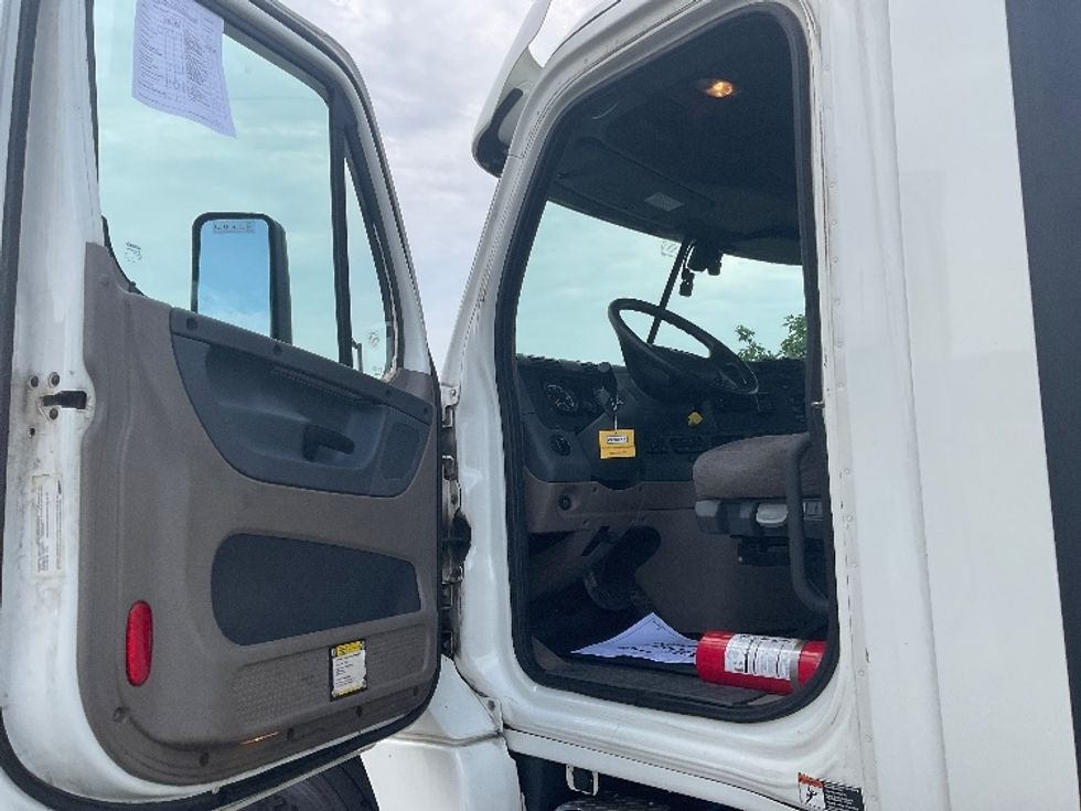 Day Cab Tractor-Heavy Duty Tractors-Freightliner-2018-Cascadia 12564ST-Fredonia-NY-361,880\n\t\tmiles-$ 41,000 - Image 9