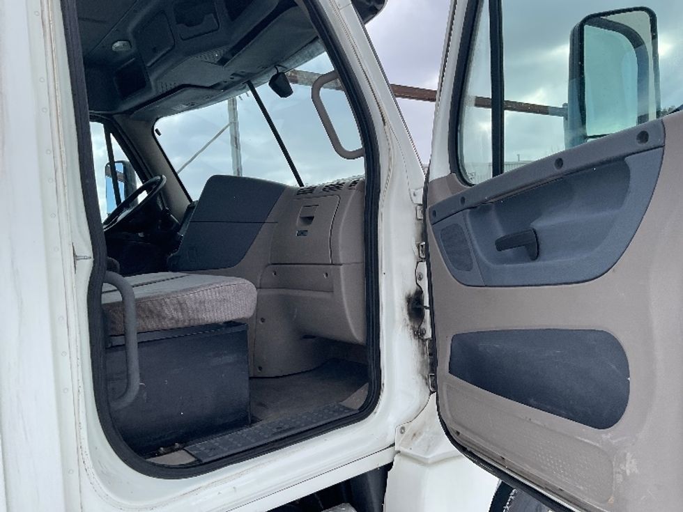 Day Cab Tractor-Heavy Duty Tractors-Freightliner-2018-Cascadia 12564ST-Fredonia-NY-381,029\n\t\tmiles-$ 39,500 - Image 12