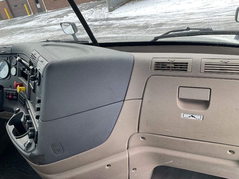 Day Cab Tractor-Heavy Duty Tractors-Freightliner-2018-Cascadia 12564ST-Fredonia-NY-381,029\n\t\tmiles-$ 39,500 - Image 13