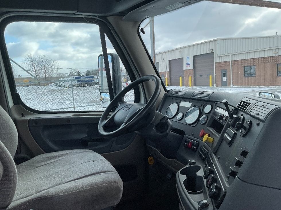 Day Cab Tractor-Heavy Duty Tractors-Freightliner-2018-Cascadia 12564ST-Fredonia-NY-381,029\n\t\tmiles-$ 39,500 - Image 14