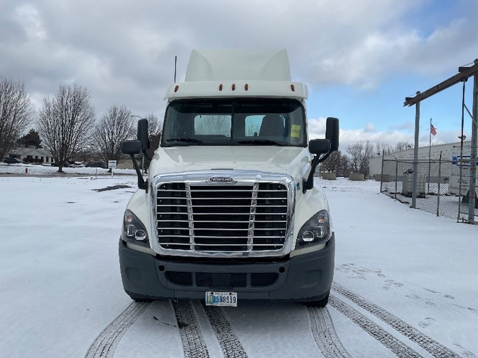 Day Cab Tractor-Heavy Duty Tractors-Freightliner-2018-Cascadia 12564ST-Fredonia-NY-381,029\n\t\tmiles-$ 39,500 - Image 2