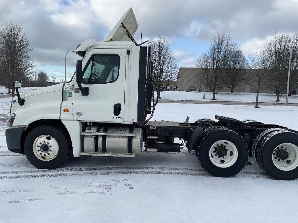 Day Cab Tractor-Heavy Duty Tractors-Freightliner-2018-Cascadia 12564ST-Fredonia-NY-381,029\n\t\tmiles-$ 39,500 - Image 4
