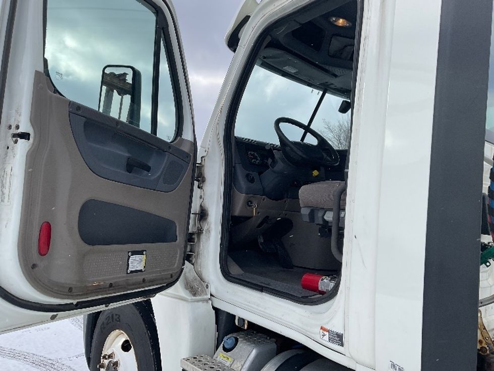 Day Cab Tractor-Heavy Duty Tractors-Freightliner-2018-Cascadia 12564ST-Fredonia-NY-381,029\n\t\tmiles-$ 39,500 - Image 9