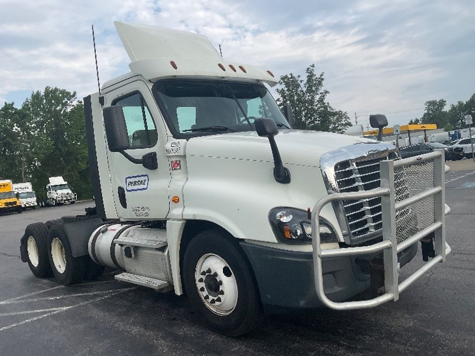 Day Cab Tractor-Heavy Duty Tractors-Freightliner-2018-Cascadia 12564ST-Fredonia-NY-386,726\n\t\tmiles-$ 40,250 - Image 1