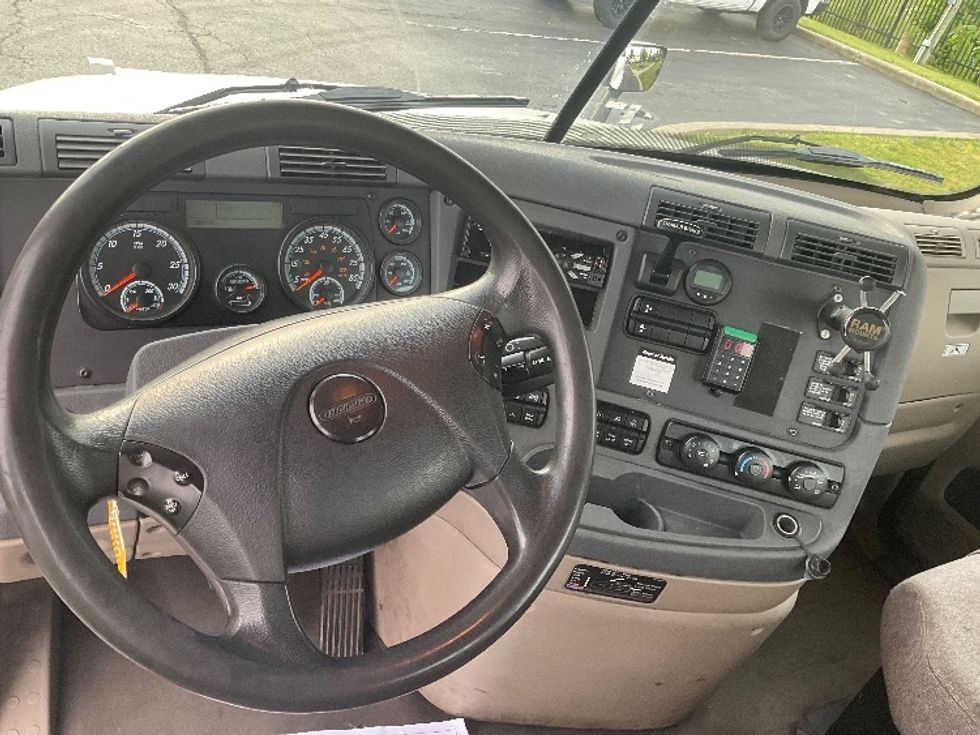 2018 Freightliner Cascadia 125" Sleeper Cab photo 11