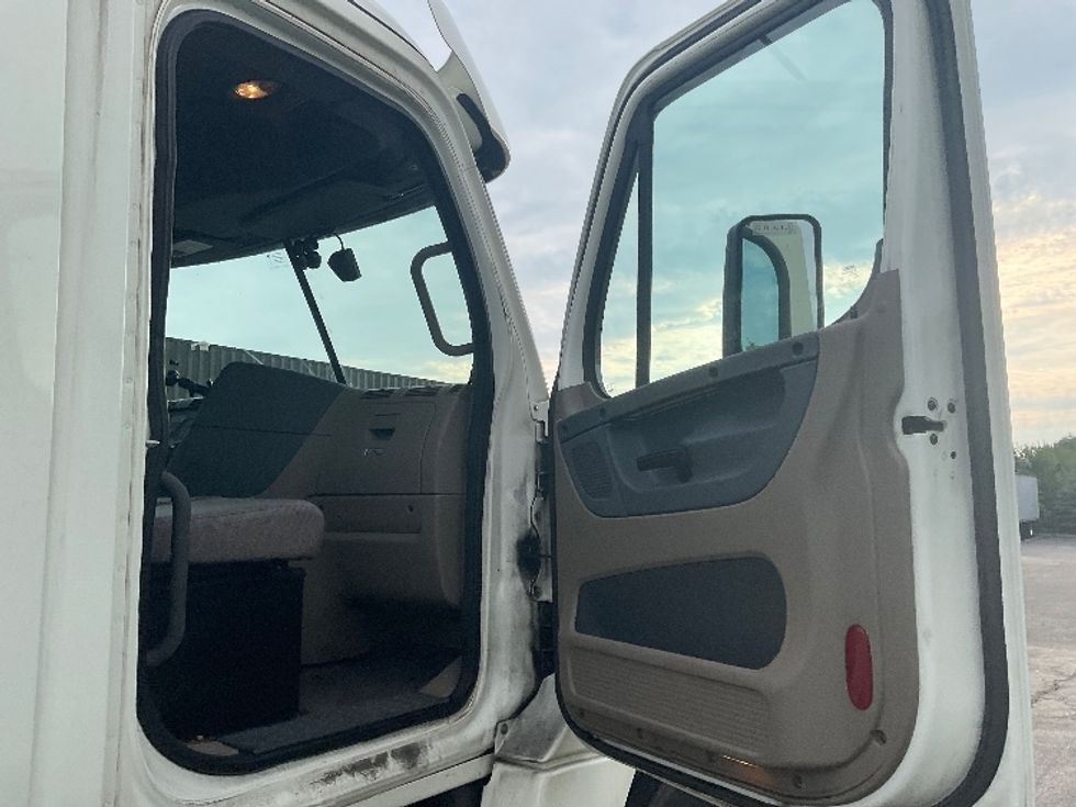 2018 Freightliner Cascadia 125" Sleeper Cab photo 12