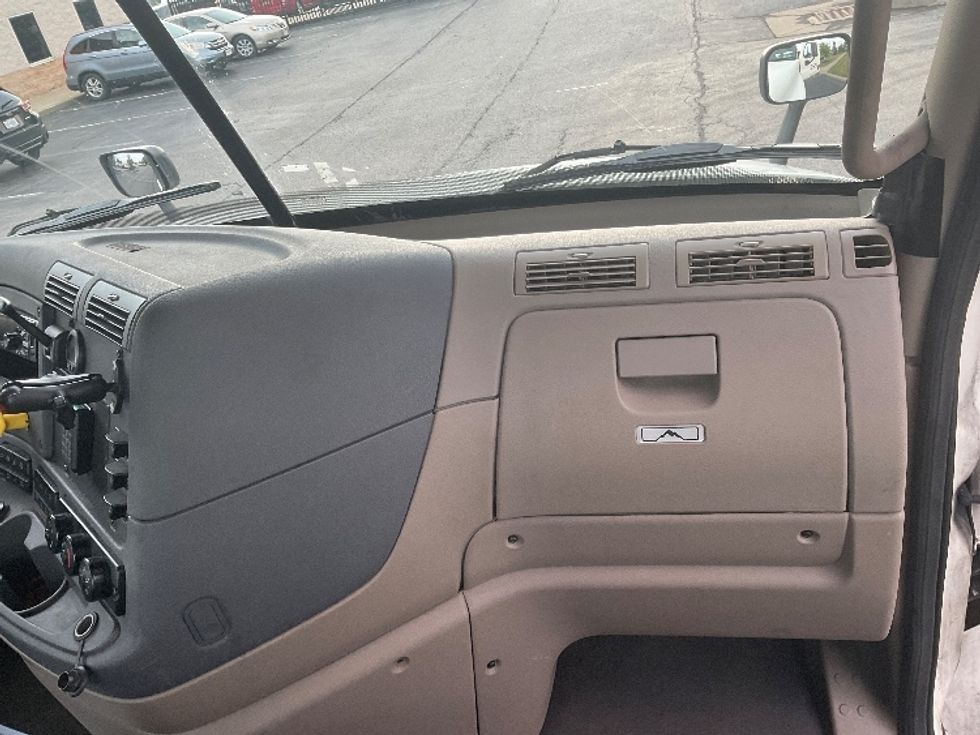 2018 Freightliner Cascadia 125" Sleeper Cab photo 13