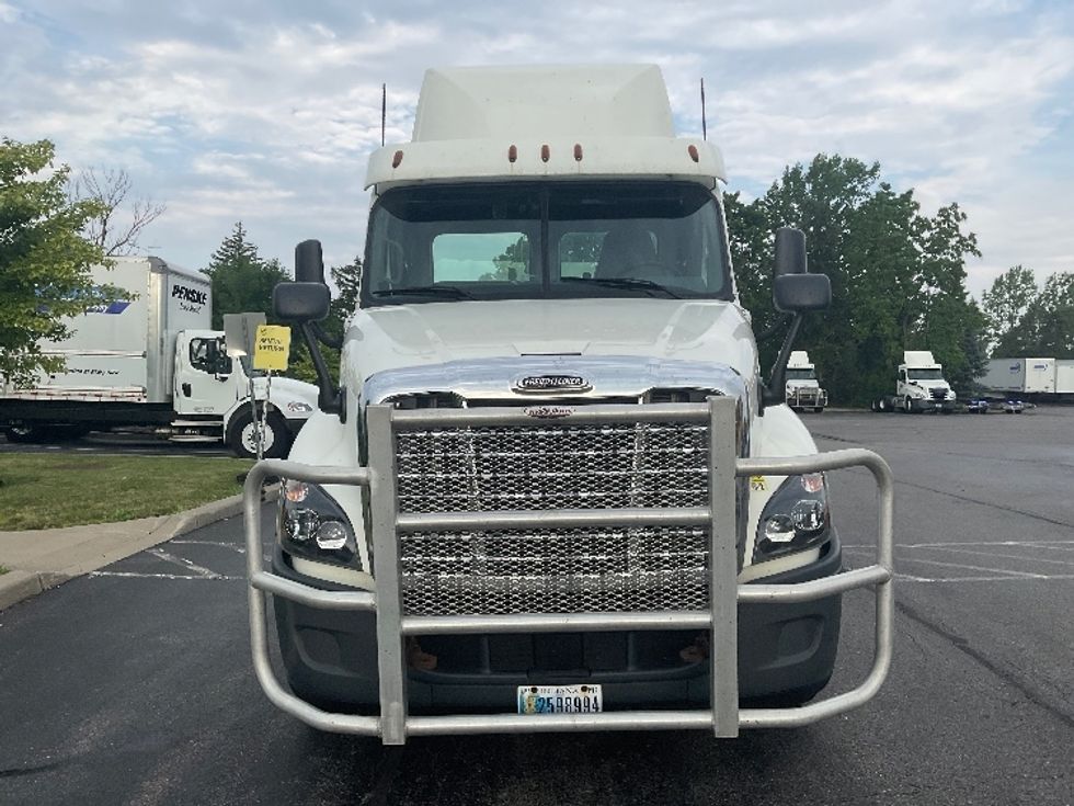 2018 Freightliner Cascadia 125" Sleeper Cab photo 2