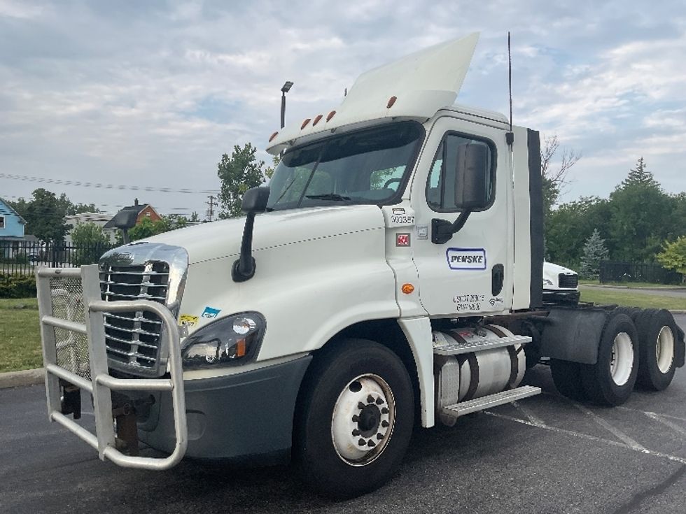 2018 Freightliner Cascadia 125" Sleeper Cab photo 3