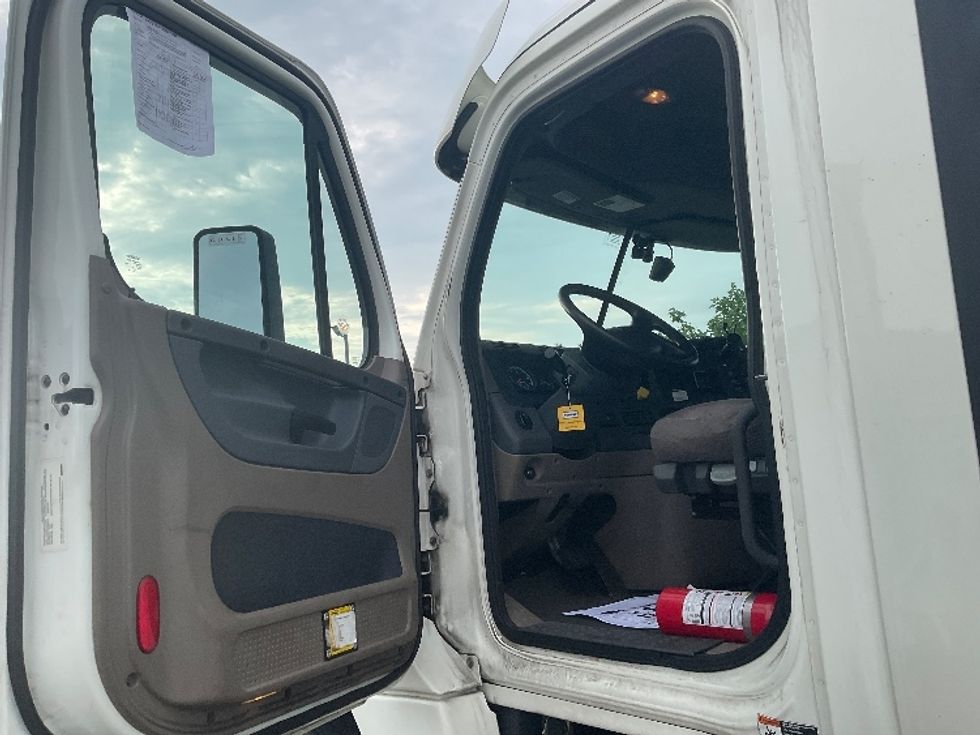 2018 Freightliner Cascadia 125" Sleeper Cab photo 9