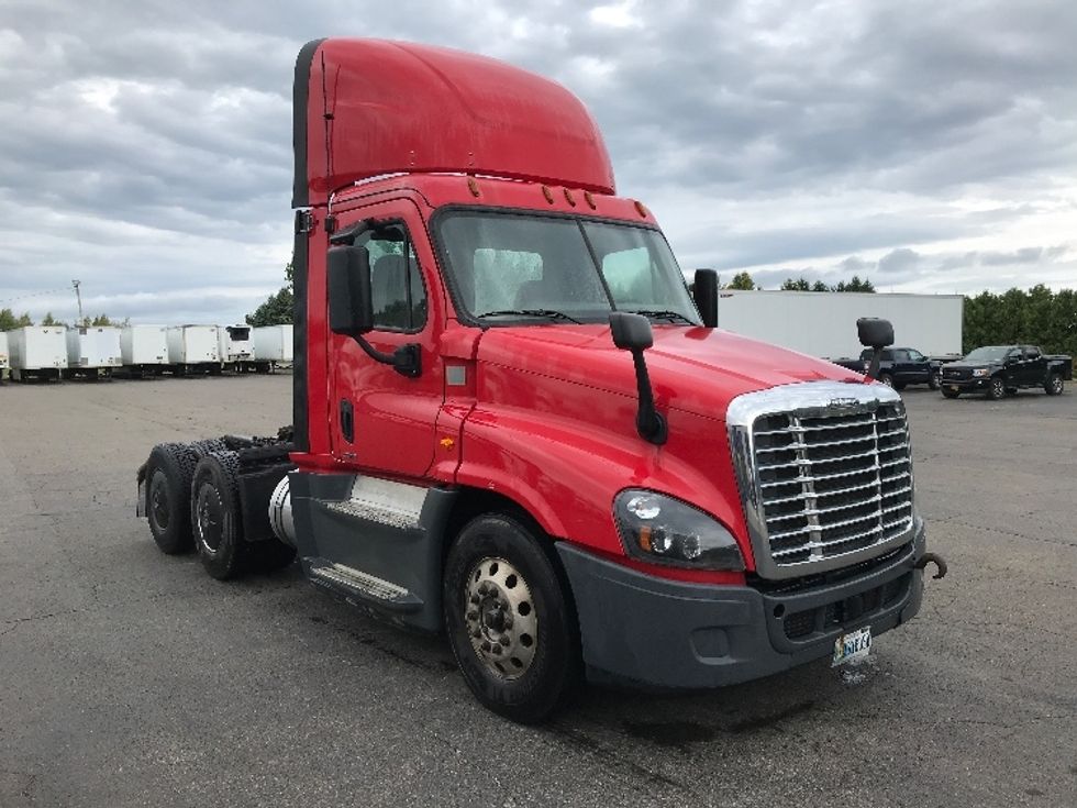 Day Cab Tractor-Heavy Duty Tractors-Freightliner-2018-Cascadia 12564ST-Fredonia-NY-561,736\n\t\tmiles-$ 30,250 - Image 1